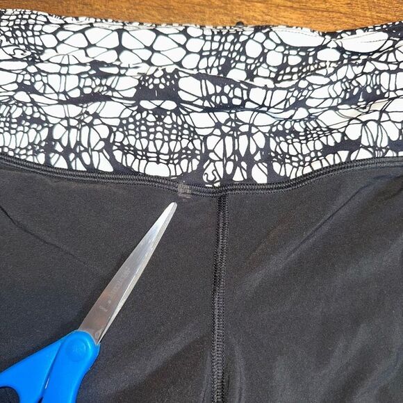 Lululemon Speed Up Shorts - Picture 4 of 8